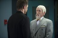 Community – Als Jeff (Joel McHale, l.) sieht, wie Pierce von seinem überheblichen Vater (Larry Cedar, r.) kontrolliert wird, wirft er ihm vor, ein schlechter Vater zu sein. Plötzlich bricht Cornelius zusammen ...