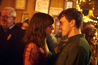Normal People – Glücklich vereint tanzen Marianne (Daisy Edgar-Jones) und Connell (Paul Mescal) inmitten vieler Leute. Dabei haben sie nur Augen für einander.