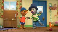 Pip und Posy – Pip gibt alles beim Verkleiden-Spielen.