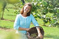 Hoagascht – Moderatorin Christina Oemmer unterwegs im Traunviertel. Hier: Haselnussfeld am Kernhof