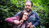 Notruf Hafenkante – Wendloh (Alexander Hörbe) lauert Olivia (Tania Feurich) im Park auf. Er will die Zeugin, die seinen Überfall auf einen alten Herren gesehen hat, aus dem Weg räumen.