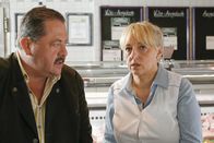Die Rosenheim-Cops – Kommissar Korbinian Hofer (Joseph Hannesschläger) befragt Hermine Burgmüller (Johanna Bittenbinder), die Ehefrau des Mordopfers.