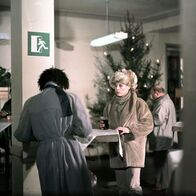 Weihnachtsgeschichten – MDR Fernsehen WEIHNACHTSGESCHICHTEN, "Episodenfilm DDR 1986" Uhr. Ursula Karusseit als Ärztin Dr. Becker (r.).