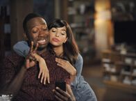 New Girl – Als Winston (Lamorne Morris, l.) glaubt, dass ihn seine Freundin betrügt, wendet er sich an Cece (Hannah Simone, r.). Aber hat diese wirklich den richtigen Ratschlag für ihn?