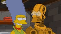 Die Simpsons – Endlich glücklich: Anders als der geklonte Homer ist der Roboter-Homer (r.) eine ganz andere Persönlichkeit als das Original und hilft Marge (l.) sogar bei der Hausarbeit ...
