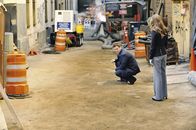 Castle – Ein besonders großer Fußabdruck neben einer Leiche gibt Castle (Nathan Fillion, l.) und Beckett (Stana Katic, r.) Rätsel auf ...