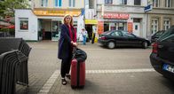 Andere Eltern – Ini (Johanna Gastdorf) möchte eine Dokumentation über die Elterninitiative zur Gründung einer Kita drehen, die ihre Tochter ins Leben gerufen hat.