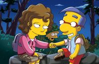 Die Simpsons – Milhouse (r.) wird erneut von Lisa (M.) abgelehnt und freundet sich stattdessen mit der Fünftklässlerin Taffy (l.) an. Lisa wird eifersüchtig und spioniert die beiden nach ...