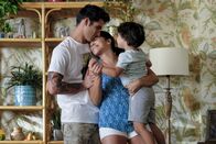 Jane the Virgin – (v.l.n.r.) Adam (Tyler Posey); Jane Villanueva (Gina Rodriguez); Mateo Solano Villanueva (Elias Janssen)