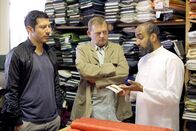 CopStories – (v.li.): Fahri Yardim (Abteilungsinspektor Altan Uslu), Martin Zauner (Gruppeninspektor Wilmer Eberts), Murali Perumal (Vater von Indira).