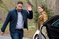 In aller Freundschaft - Die jungen Ärzte – Matteo Moreau (Mike Adler, l.) will Viktoria Stadlers (Isabella Krieger, r.) Bewerbungsversuche um eine Assistenzarztstelle im Johannes-Thal-Klinikum abwimmeln.