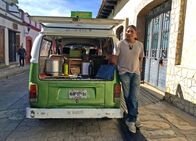 Unbekanntes Mexiko – Edgar Coronado de Léon mit seinem Foodtruck/Bulli, aus dem er Tamales, mexikanische Maisfladen, in San Cristobal de las Casas verkauft.
