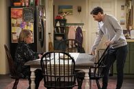 B Positive – Norma (Linda Lavin, l.); Drew Dunbar (Thomas Middleditch, r.)