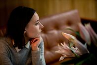 neoriginal: Hidden Agenda – Emily (Josefin Asplund) muss erkennen, dass Erfolg und Geld nicht alles im Leben sind. Was wird sie als nächstes tun?