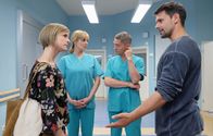 In aller Freundschaft – SENDER: ARD - SENDETITEL: In aller Freundschaft Folge 828 - UNTERTITEL: Zukunftsklänge - CAPTION: ARD/MDR IN ALLER FREUNDSCHAFT FOLGE 828, "Zukunftsklänge" Uhr im ERSTEN..Friederike Kamps (Sophie Rogall, li.) Vorwürfe gegen ihren Ex-Freund Nathan Friedrich (Joshua Grothe, re.) gipfeln in einem Streit vor Dr. Lea Peters (Anja Nejarri, 2.v.li.) und Dr. Kaminski (Udo Schenk, 2.v.re.). Ab sofort sollen die Ärzte nur noch mit Friederike reden, schließlich hat Nathan kein Sorgerecht..