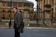 Der junge Inspektor Morse – Endeavour Morse (Shaun Evans) ermittelt im Fall Coke Norris. Der Professor wurde Opfer eines Unfalls mit Fahrerflucht. Doch Morse zweifelt, dass es sich dabei um einen normalen Autounfall handelt.