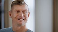 Grönemeyer - Alles bleibt anders – Fußballer Toni Kroos im Gespräch mit Musiker Herbert Grönemeyer über Fußball und Musik.