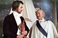 Orpheus in der Unterwelt – Pluto (Achim Wichert, l.) und Jupiter (Rolf Hoppe) suchen nach einer Einigung.