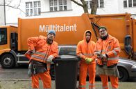 Die drei von der Müllabfuhr – Die Drei von der Müllabfuhr: „Käpt’n“ Werner (Uwe Ochsenknecht, li.), Tarik (Daniel Rodic) und Ralle (Jörn Hentschel, re.).