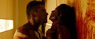 Revenge – Nachdem Jennifer (Matilda Lutz) von einer Gruppe von Männern um ihren Freund Richard (Kevin Janssens) vergewaltigt und zum sterben zurückgelassen wird, schwört sie gnadenlose Rache.
