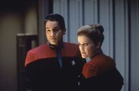 Star Trek - Raumschiff Voyager – Captain Kathryn Janeway (Kate Mulgrew) und Commander Chakotay (Robert Beltran).