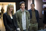Stargate: Continuum – Cater (Amanda Tapping), Mitchell (Ben Browder, mi.) und Daniel (Michael Shanks, re.) müssen die Erde vor den Goa'Uld retten...