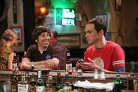 The Big Bang Theory – Ein Überraschungsbesuch, der im Schock endet: Howard (Simon Helberg, l.) und Sheldon (Jim Parsons, r.) ...
