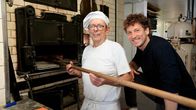 Reporter Spezial – Bäckermeister Christof mit Donat Hofer: Er arbeitet ausschliesslich mit dem Holzofen.