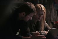 Homeland – Yevgeny Gromov (Costa Ronin, l.); Carrie Mathison (Claire Danes, r.)