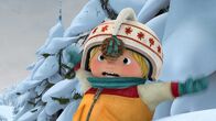 Snowsnaps' Winterspiele – Sogar Sami fühlt sich von Kiefernzapfen verfolgt.