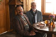 Perfect Harmony – Reverend Jax (Rizwan Manji, l.); Arthur Cochran (Bradley Whitford, r.)