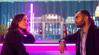 Cryptid – Lisa (Astrid Morberg) und Kunstlehrer Aron (Arvin Kananian) kommen sich näher. Er ist auf ihre Bilder aufmerksam geworden.