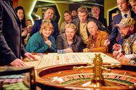 Guglhupfgeschwader – Theresa (Stefanie Reinsperger, l.), Lotto-Otto (Johannes Berzl, m.) und Rudi (Simon Schwarz, r.) geraten in einen regelrechten Glücksspielrausch. Franz (Sebastian Bezzel) ist eher skeptisch.