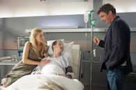 Der Bergdoktor – Martin Gruber (Hans Sigl, r.) muss seinem Patienten Georg Mühltal (Christian Näthe, M.) und dessen Frau Ina (Hilde Dalik, l.) mitteilen, dass ihre Familienplanung auf Eis gelegt werden muss.