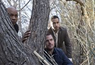Navy CIS: L.A. – Auf der Flucht von ihren Entführern stoßen Callen (Chris O'Donnell, M.) und Sam (LL Cool J, l.) auf Martin Smair (Jaylen Moore, r.), der sich als Mitgefangener ausgibt. Doch ist das die nächste Falle?