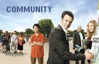 Community – Jeff Winger (Joel McHale, 3.v.r.), Britta Perry (Gillian Jacobs, r.), Pierce Hawthorne (Chevy Chase, 2.v.r.), Senor Chang (Ken Jeong, 4.v.r.), Shirley Bennett (Yvette Nicole Brown, 4.v.l.), Abed Nadir (Danny Pudi, 3.v.l.), Troy Barnes (Donald Glover, 2.v.l.) und Annie Edison (Alison Brie, l.) ...