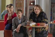 Danni Lowinski – Bea (Nadja Becker, l.), Nils (Oliver Fleischer, r.) und Hannes (Tino Mewes, M.) stehen Danni so gut sie können bei.