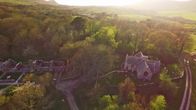 Lost Places – Für den Fall eines Bombardements hat die British Army die schweren Eichenbänke sowie die Kanzel der Kirche entfernt und an einem sicheren Ort aufbewahren lassen.
