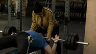 neoriginal: Deadlines – Elif (Jasmin Shakeri) und Damian (Eric Cordes) machen Bankdrücken und steigern dabei die Gewichte.