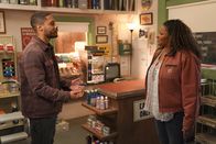 Bless This Mess – Brandon (Langston Kerman, l.); Constance (Pam Grier, r.)