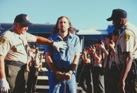 Con Air – Einst war Cameron Poe (Nicolas Cage, M.) ein hochdekorierter Soldat - bis er vor acht Jahren einen Mann tötete, um seine schwangere Frau zu verteidigen. Nach seiner Entlassung aus dem Gefängnis steht nun der Heimflug zu seiner Frau und Tochter an, mit an Bord: Ausgerechnet eine Gruppe Schwerstkrimineller, die in ein Hochsicherheitsgefängnis verlegt werden soll ...