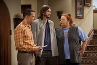 Two and a Half Men – Alan wurde in eine Nervenklinik eingeliefert, weil er sich für seinen verstorbenen Bruder Charlie hielt. Als er nach seiner Genesung wieder zu Hause eintrifft, erwarten ihn schockierende Neuigkeiten: Alan (Jon Cryer, l.), Walden (Ashton Kutcher, M.) und Berta (Conchata Ferrell, r.) ...