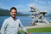 Hoagascht – Moderator Richard Deutinger vor dem 14m hohem Sprungturm in Millstatt