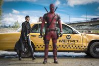 Deadpool – Der Neue unter den Superhelden, Deadpool (Ryan Reynolds, r.), veranstaltet ein ordentliches Durcheinander. Diese schlampige Arbeitsweise können die X-Men nicht verantworten und schicken deshalb Colossus (M.) und Negasonic Teenage Warhead (Brianna Hildebrand, r.) los, um das Chaos etwas zu ordnen ...