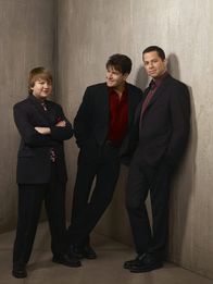 Two and a Half Men – (5. Staffel) - Harte Männer: Charlie (Charlie Sheen, M.), Alan (Jon Cryer, r.) und Jake (August T. Jones, l.) ...