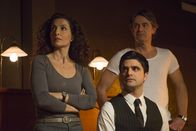 Der letzte Bulle – Während Meisner (Robert Lohr, r.), Andreas (Maximilian Grill, M.) und Tanja (Proschat Madani, l.) an Uschis Unschuld glauben, sieht das ein ehrgeiziger Staatsanwalt anders: Sie war am Tatort, ist von dort geflohen und hatte hohe Mietschulden bei dem Toten. Ein potenzielles Mordmotiv ...