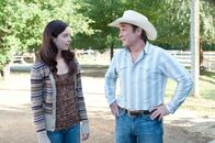 Flicka 3 - Beste Freunde – Die Pferdezucht der Familie Jenkins steht kurz vor dem Aus. Doch als der neue Stall-Manager Toby (Clint Black, r.) mit einer großen Überraschung auftaucht, schöpft Kelly (Kacey Rohl, l.) neue Hoffnung ...
