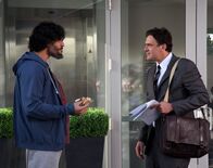 How I Met Your Mother – Marshall (Jason Segel, r.) empfiehlt seinen alten College-Freund Brad (Joe Manganiello, l.) für einen Job in seiner Firma, doch das Bewerbungsgespräch läuft gar nicht gut, sodass Marshall nichts anderes übrig bleibt, als es bei seinem Chef wieder gutzumachen ...