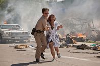 Mayday - Alarm im Cockpit – Dramatische Nachstellung: Ein Polizist aus San Diego bringt so viele Menschen wie möglich in Sicherheit, nachdem eine Boeing 727 in ein Wohnviertel in der Nähe von Lindbergh Field gestürzt ist. Die Besatzung des PSA-Flugs 182 war auf dem Weg zur Landung, als sie mit einer Cessna kollidierte, die für die Pilotenausbildung genutzt wurde. Dabei wurden 7 Menschen am Boden getötet und viele weitere verletzt. Die Ermittler müssen herausfinden, wie ein hochmodernes Passagierflugzeug, das von der Flugsicherung gesteuert wurde, mit dem kleineren Flugzeug kollidieren konnte, das ihm im Weg stand. (Photo Credit: