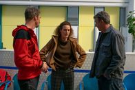 Der Bergdoktor – Nach dem Unfall ihres Ex-Manns macht sich Caro Pflüger (Barbara Lanz, M.) schwere Vorwürfe. Hans (Heiko Ruprecht, l.) und Martin Gruber (Hans Sigl, r.) versuchen, sie zu beruhigen.